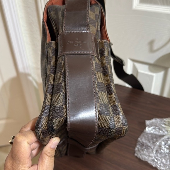 LV Messenger Bag in good condition just needs cleaning - Picture 11 of 12
